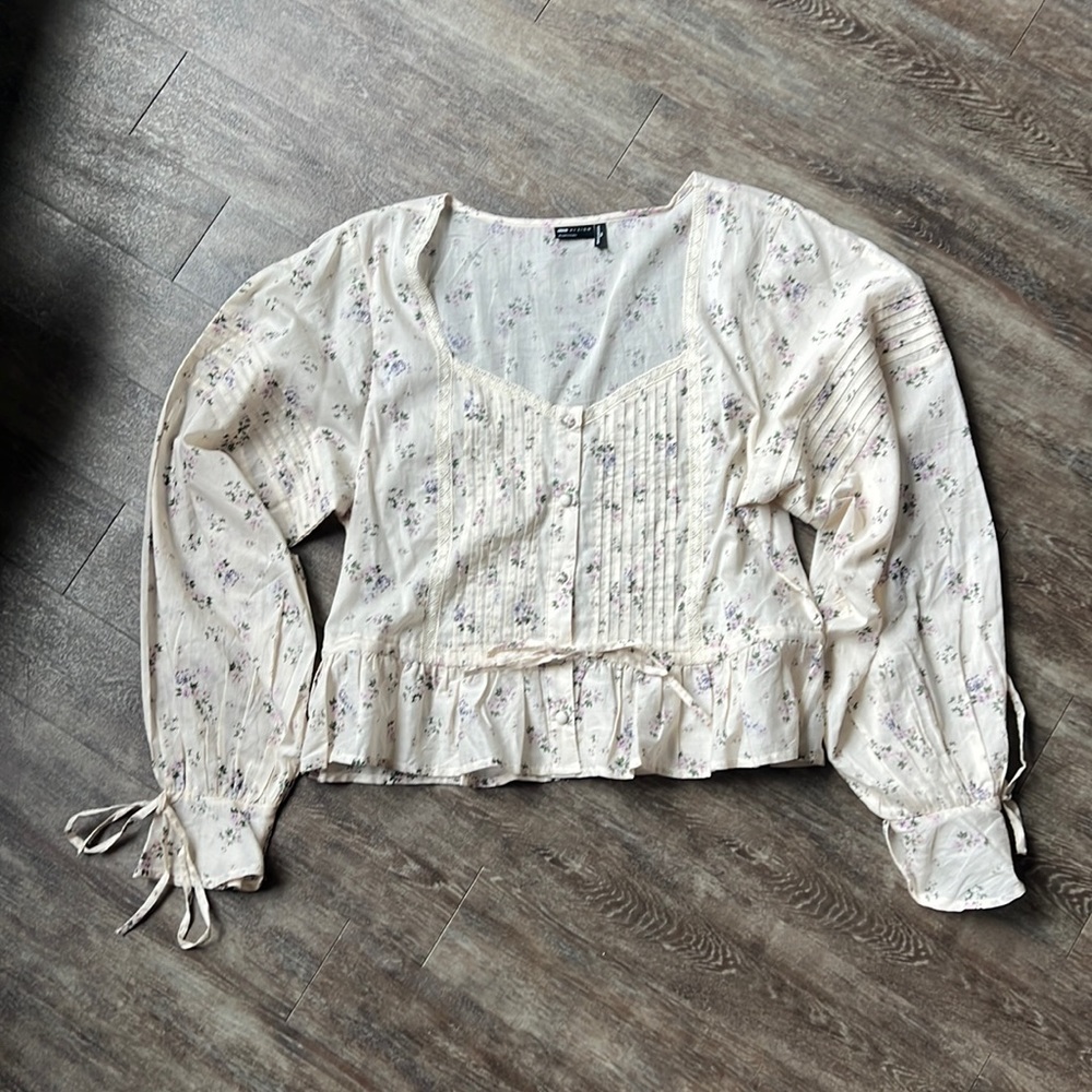 Light floral top NWOT